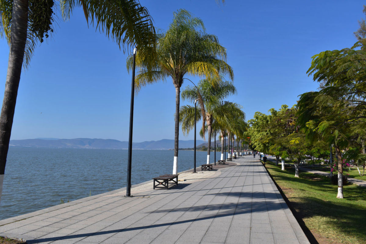 ajijic tiene un malecón con vista al lago de Chapala