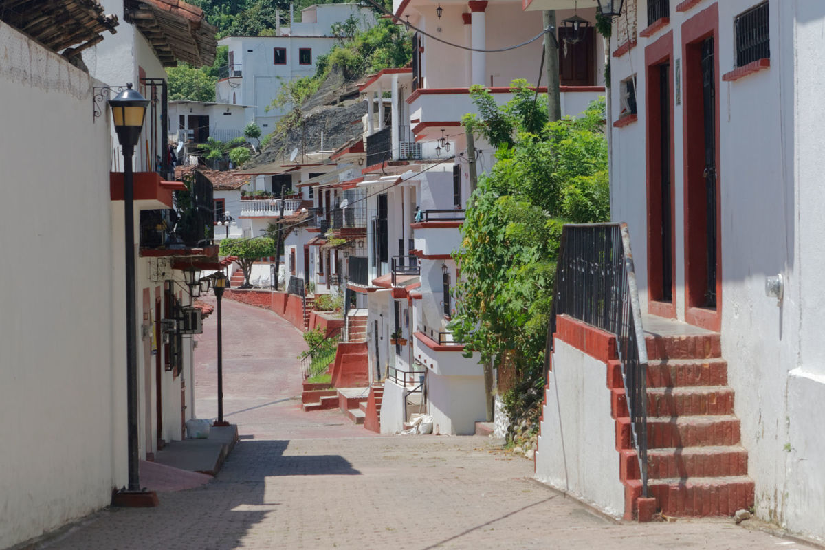 Casitas blancas de tejados rojos en el Pueblo Mágico de Tapijulapa