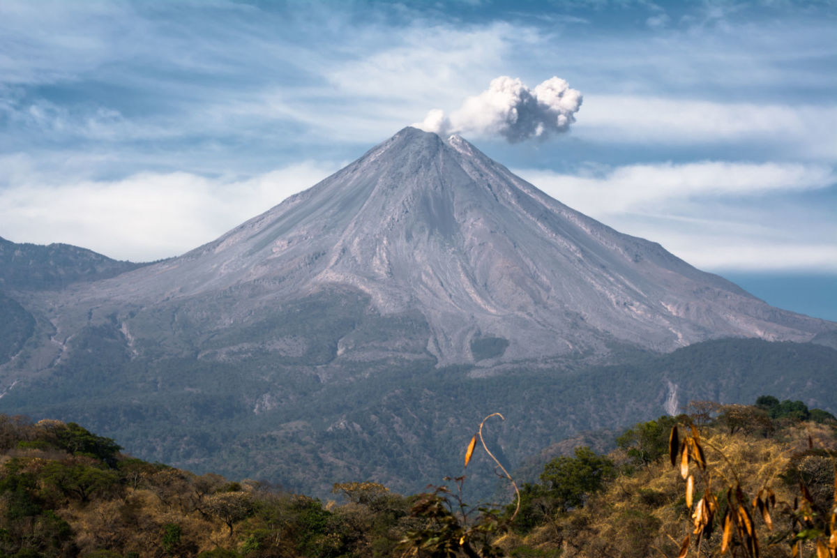 volcán de colima, un volcán activo en México