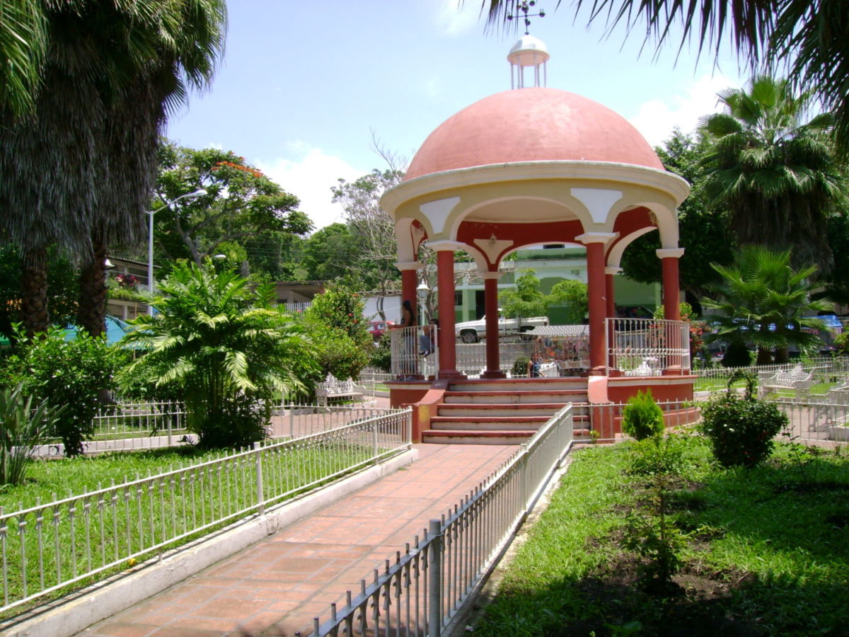 suchitlán se ubica a cinco kilómetros de comala