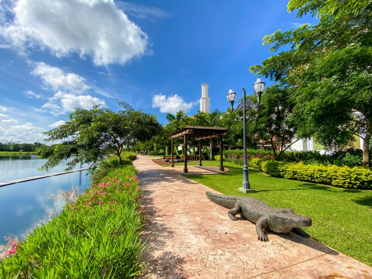 Lago artificial de la Plaza Isla Cabo Norte en Mérida