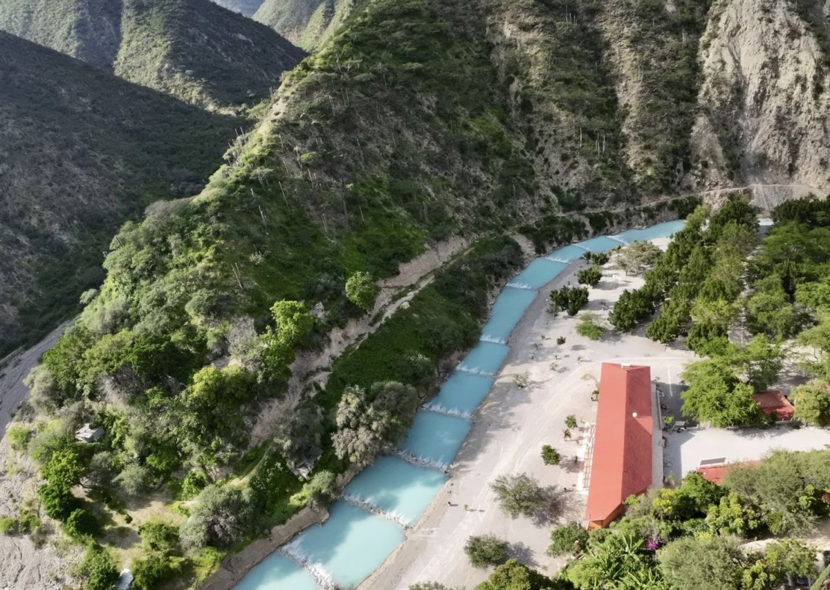 el Río Tolantongo es de color turquesa
