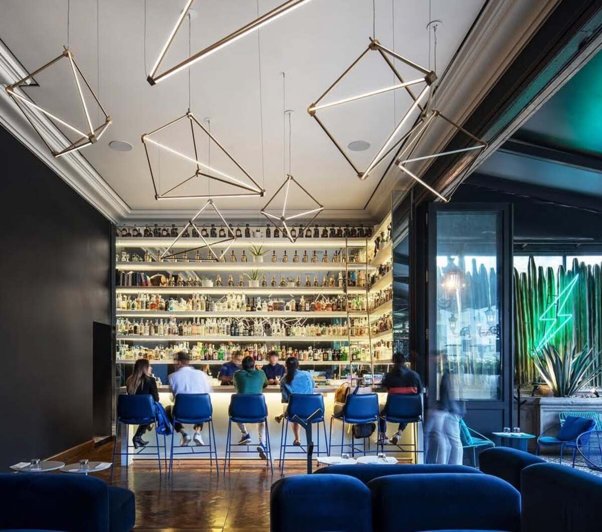 Diseño futurista en Rayo Cocktail Bar dentro de Fónico Restaurante. 