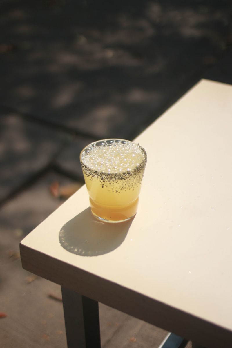 Bebida de jengibre, limón amarillo, miel y agua mineral 