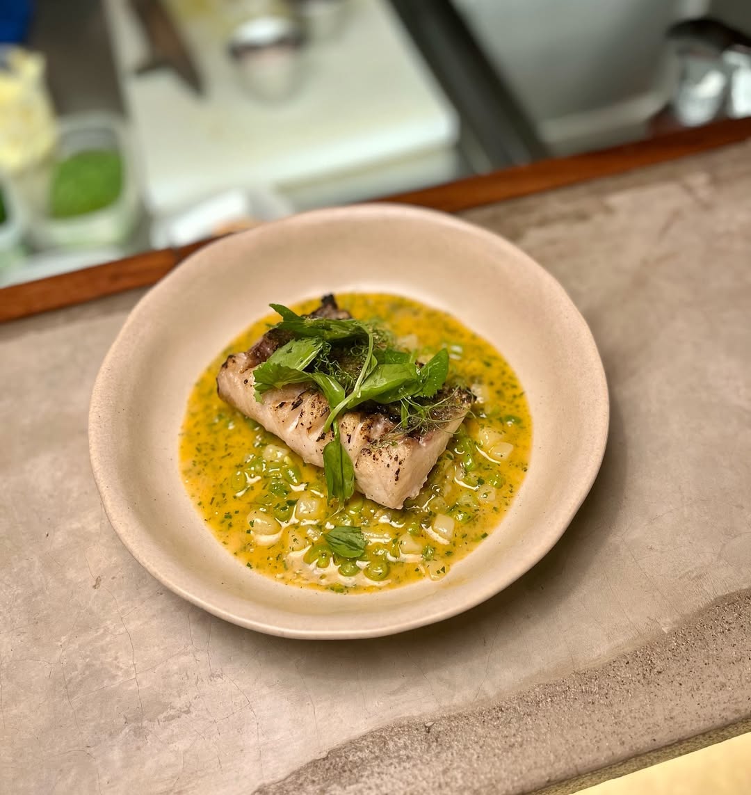 Pesca del día cocinada a la parrilla en Glou Glou, Puerto Escondido 