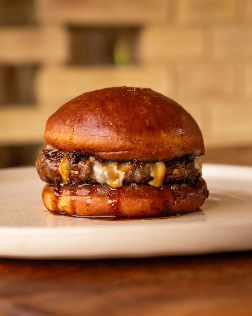 Una hamburguesa majestuosa de el Restaurante La Bóveda en Puerto Escondido