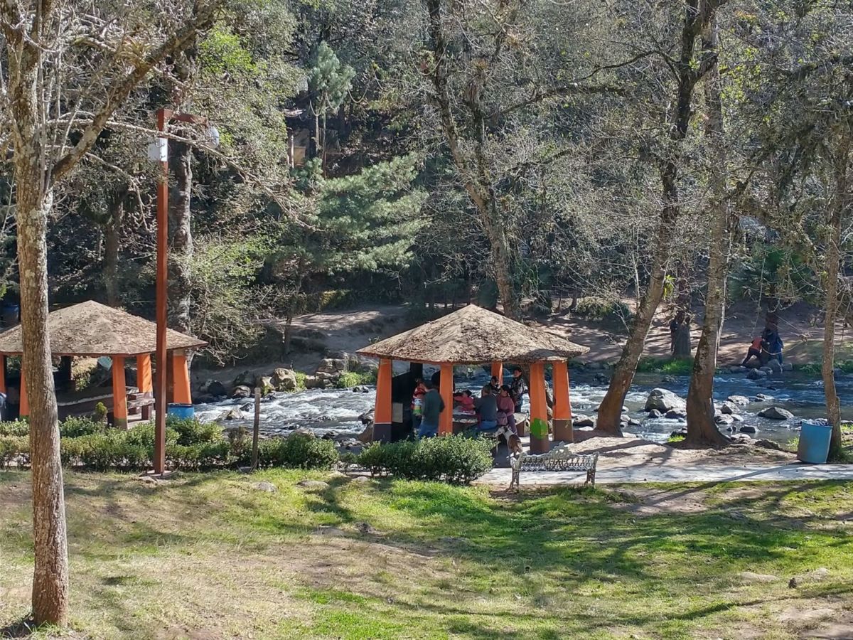 Áreas de palapas alrededor del río