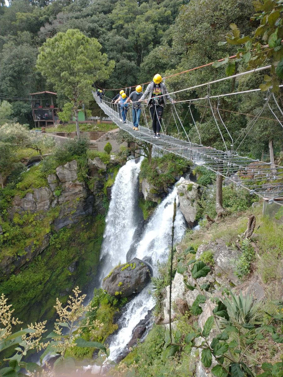 Puente de alta tensión en el Parque Ecoturístico Salto de Quetzalapa