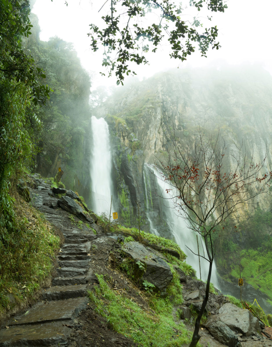 Hay que bajar 365 escalones para ver la caída de la cascada Quetzalapan