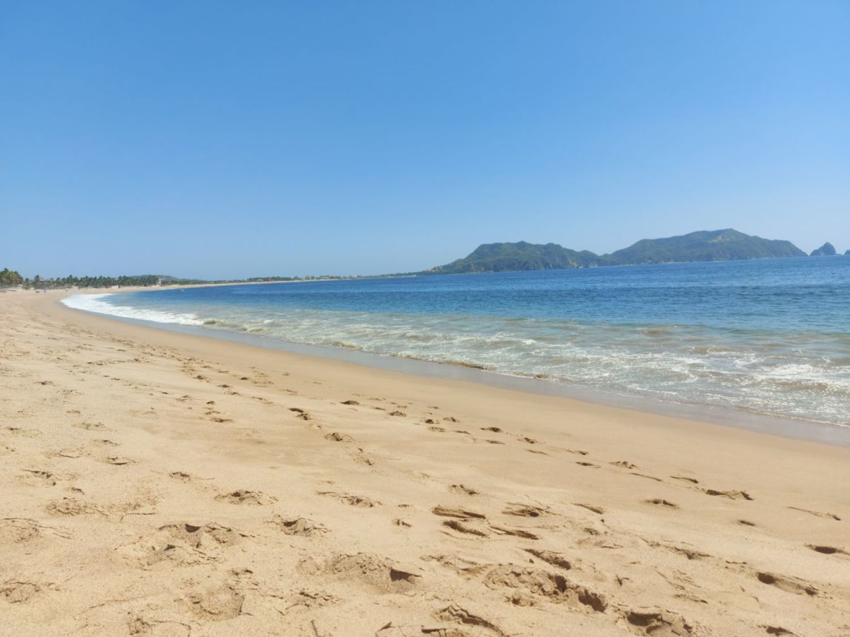 Una playa de jalisco famosa por su arena suave y aguas calmadas