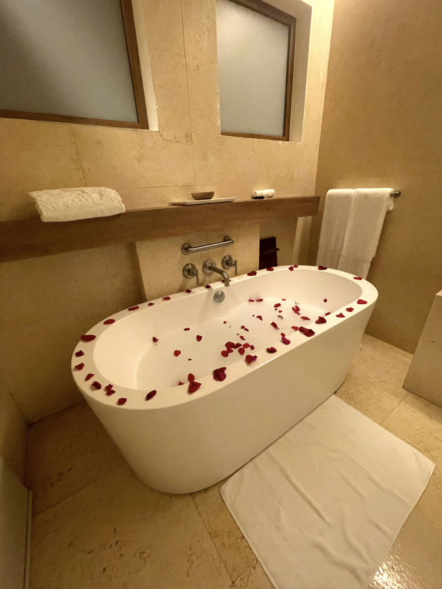 Tina preparada con pétalos de rosa en St Regis Punta Mita