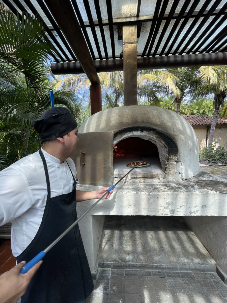 Puedes ver cómo se hace tu pizza en el horno de piedra