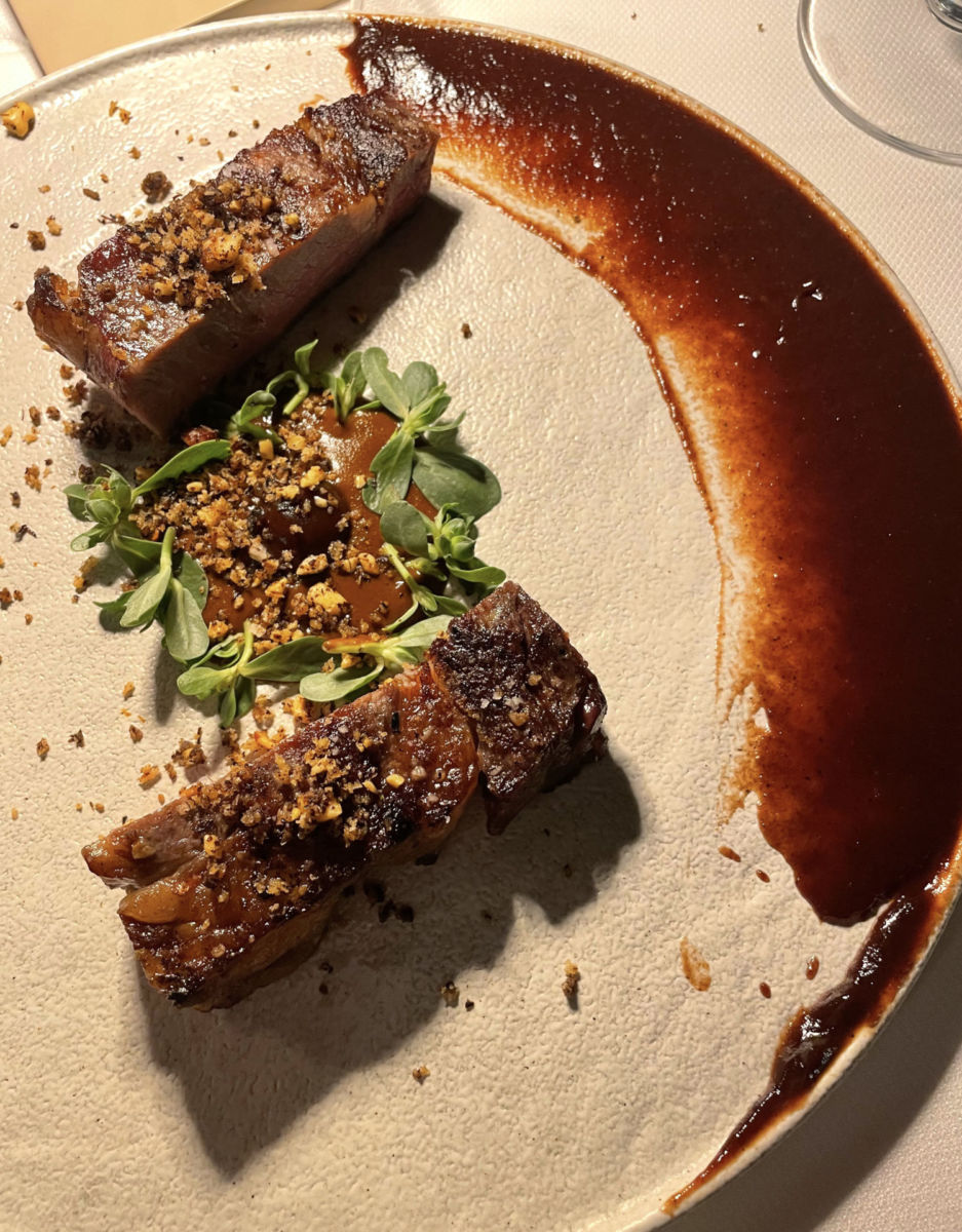 Rib eye con mole de cacahuate y tamarindo. Foto: Aída Q.