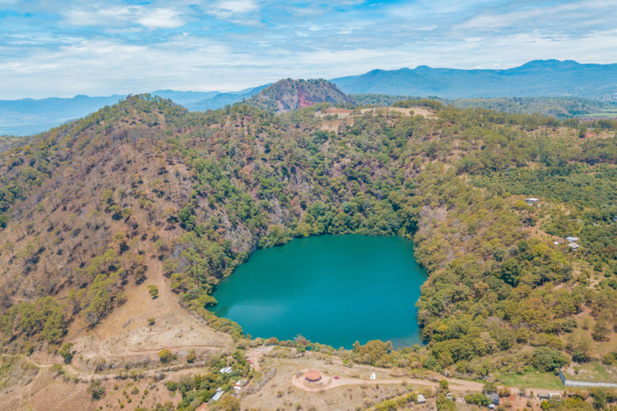 Un lago en el cráter de un volcán apagado, cascadas y un clima ideal todo el año en este Pueblo Mágico en Michoacán