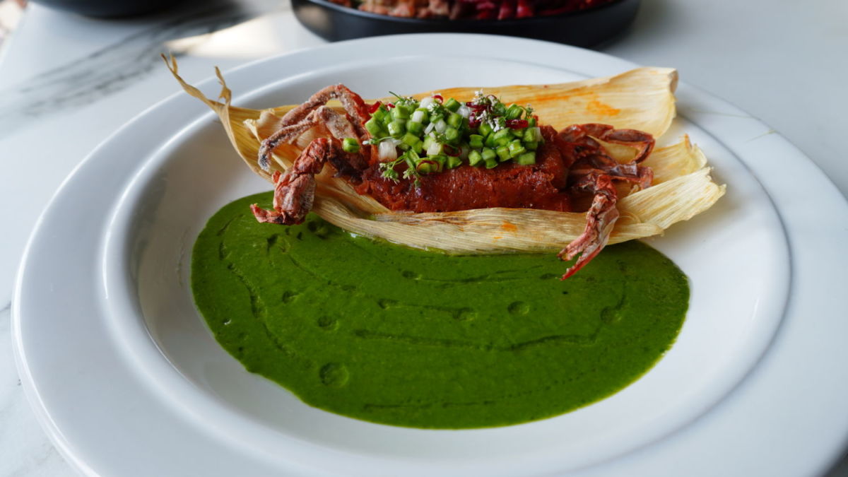 Tamal de jaiba desnuda y chicharrón para La Candelaria