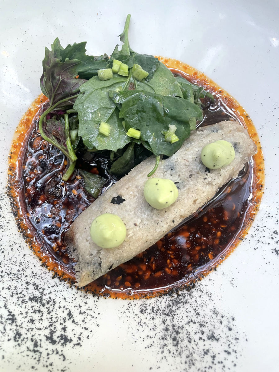 Tamal de frijol con quelites en salsa macha