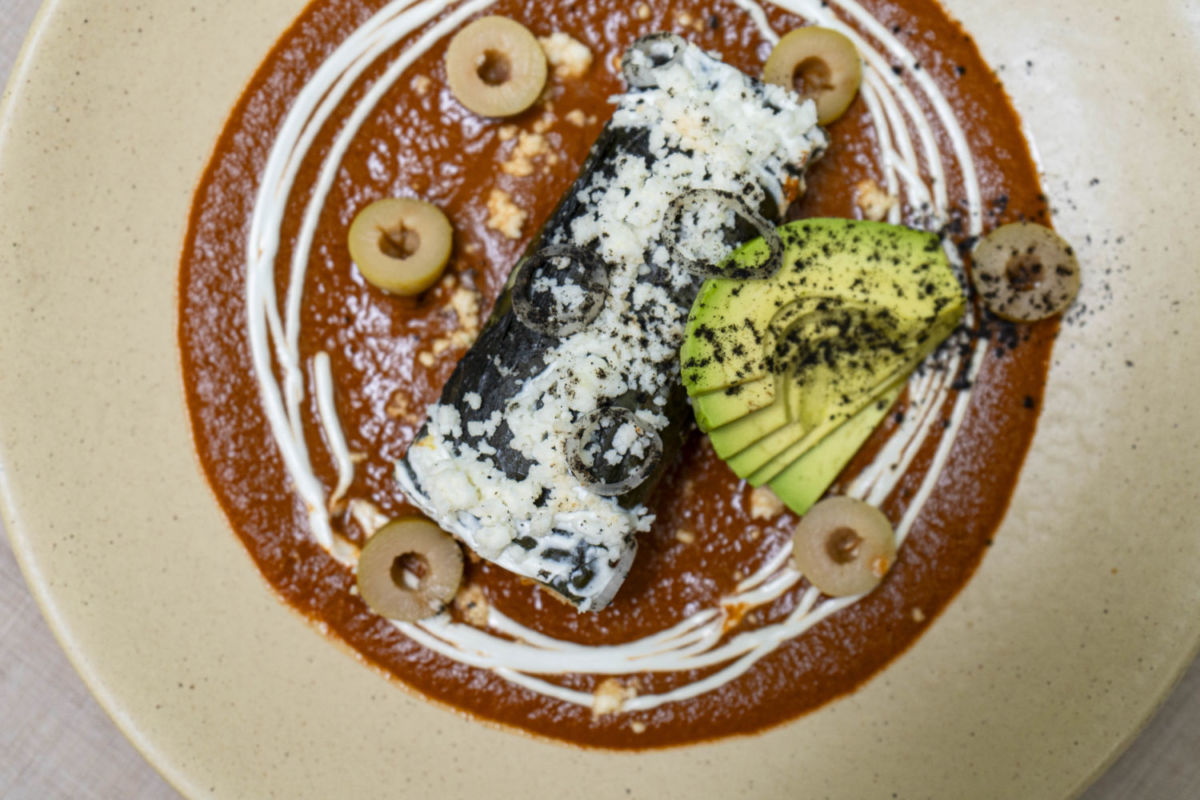 Tamal de queso asadero envuelto en hoja santa