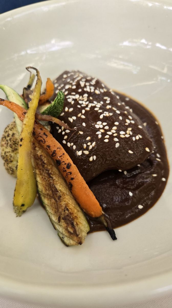 Tamal de frijol con mole poblano y verduras del Restaurante Alessia