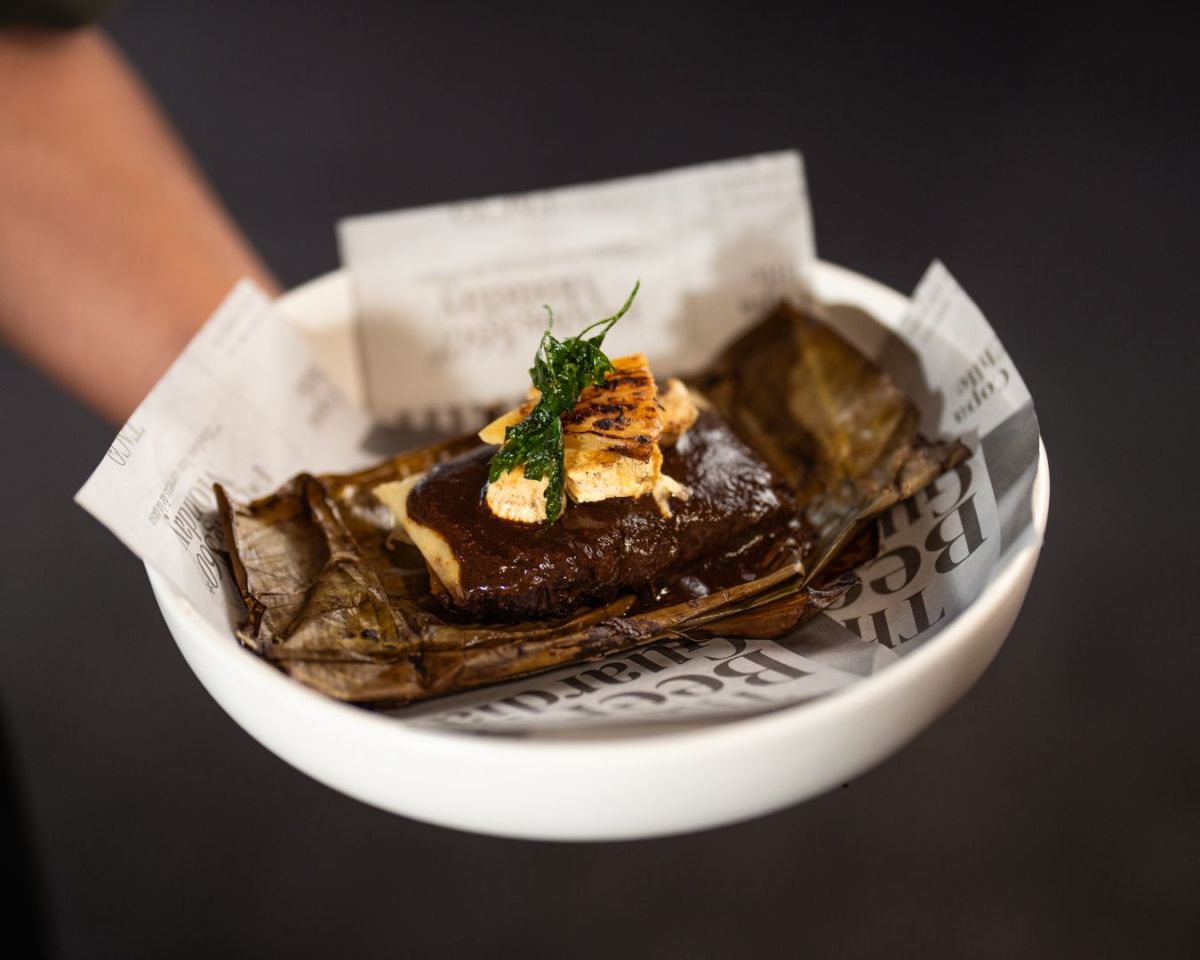 Tamal de mole negro oaxaqueño con pollo al orégano