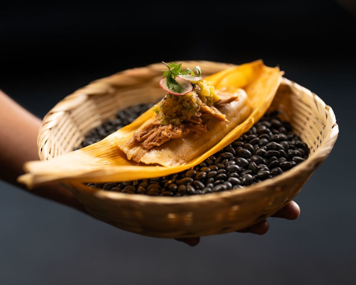 Tamal de chamorro al pibil con salsa de piña rostizada