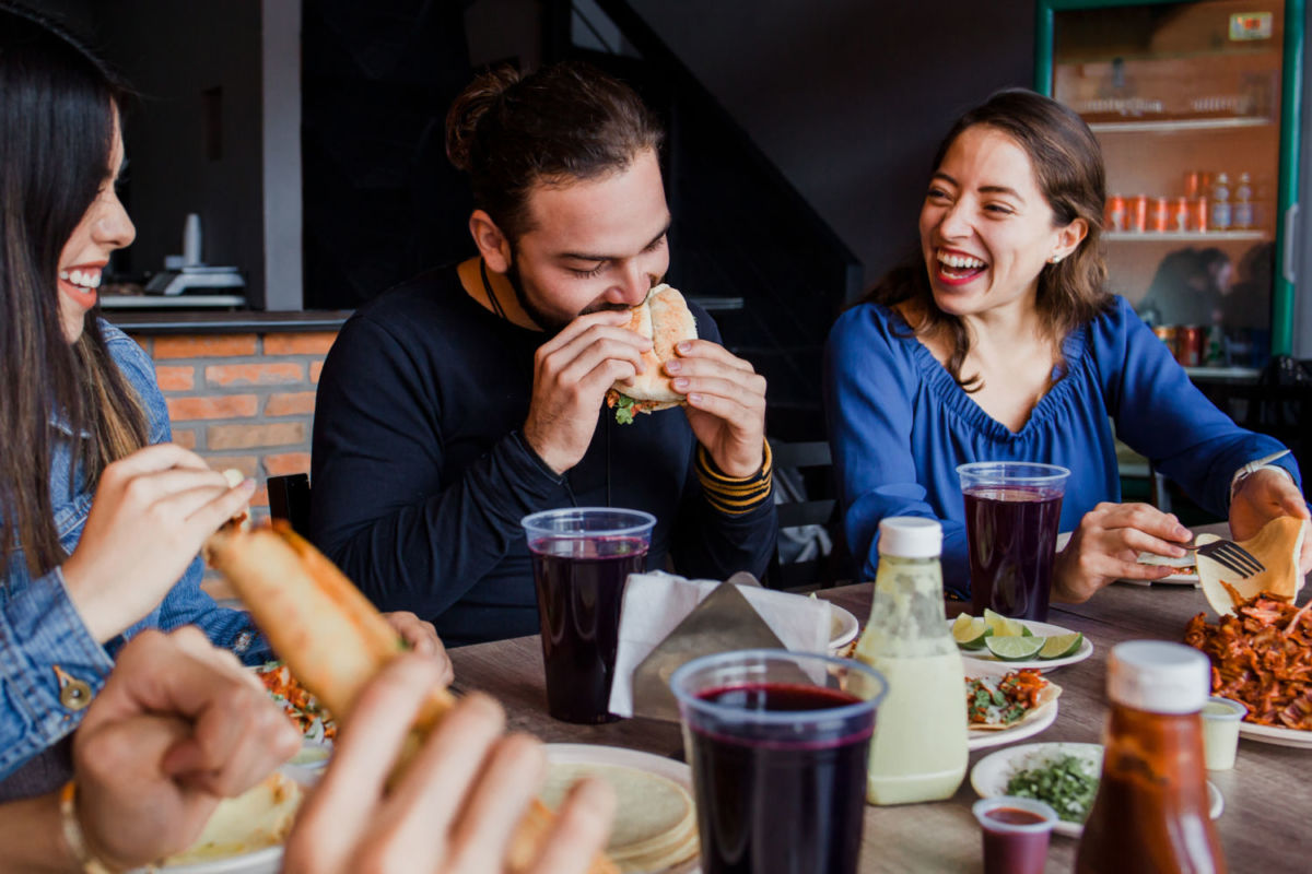 Así es el tour gastronómico en la CDMX que te lleva en bicicleta a probar comida en puestecitos, mercados y tortillerías tradicionales 