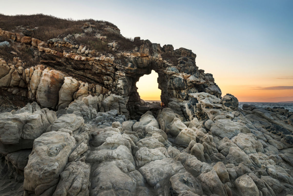 Las playas de Puerto Escondido son conocidas por sus acantilados y costas rocosas
