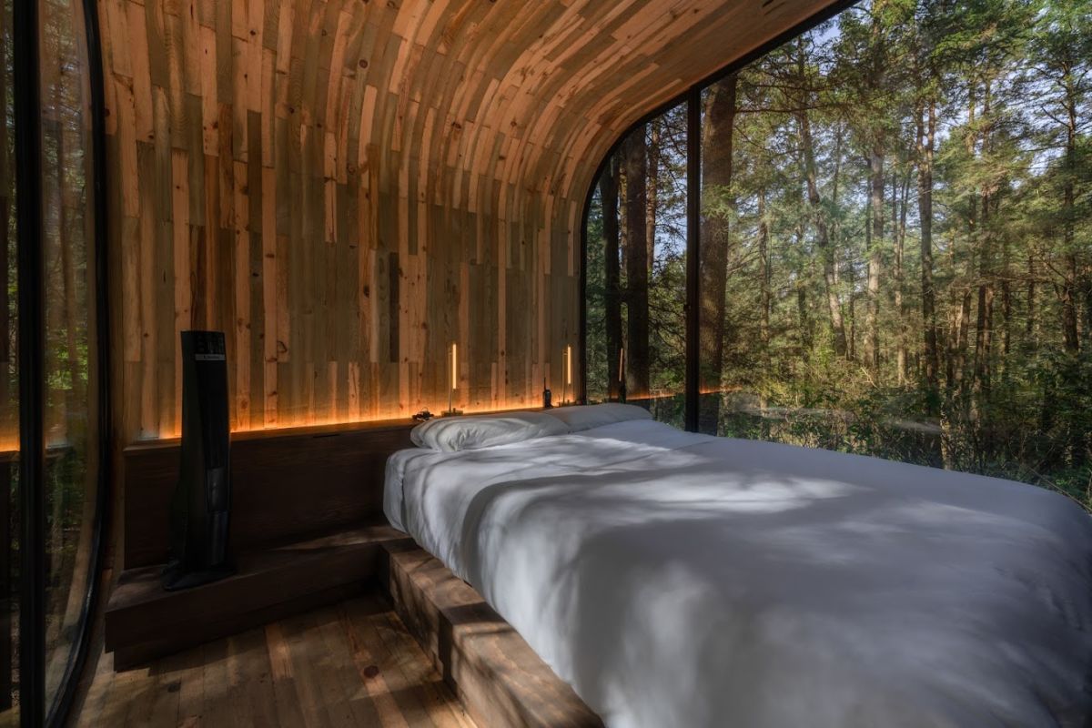 las cabañas de wander alpino tienen grandes ventanales hacia el bosque