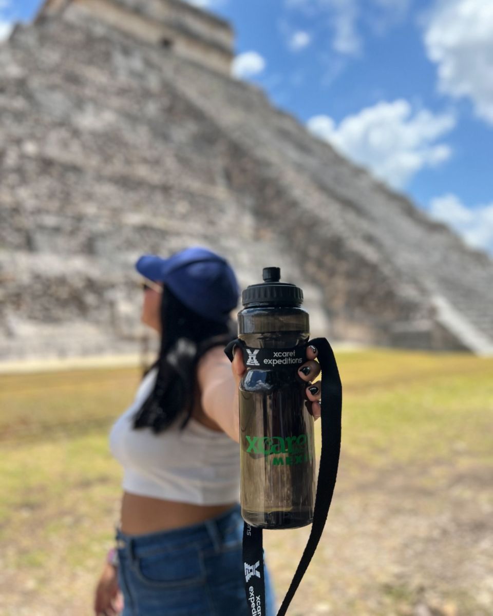 En tu visita a Chichén Itzá siempre tendrás agua a la mano con Xcaret Expeditions