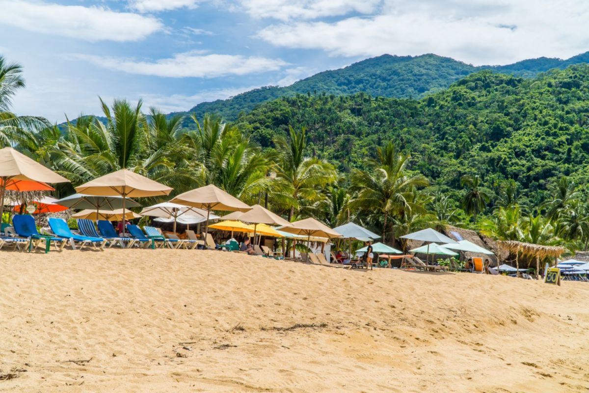 La Playa de Yelapa es la playa principal del pueblo pesquero Yelapa