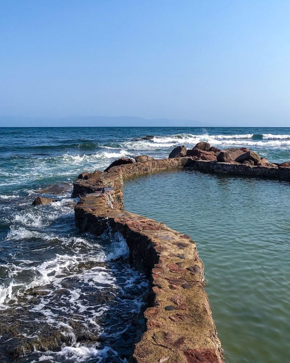La piscina está construida por formaciones rocosas que provienen del mar 