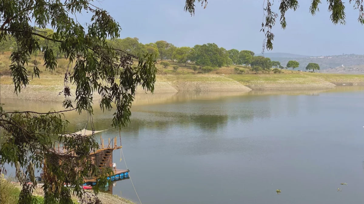 Boscata es una casa de campo que tiene cabañas flotantes como hospedaje 