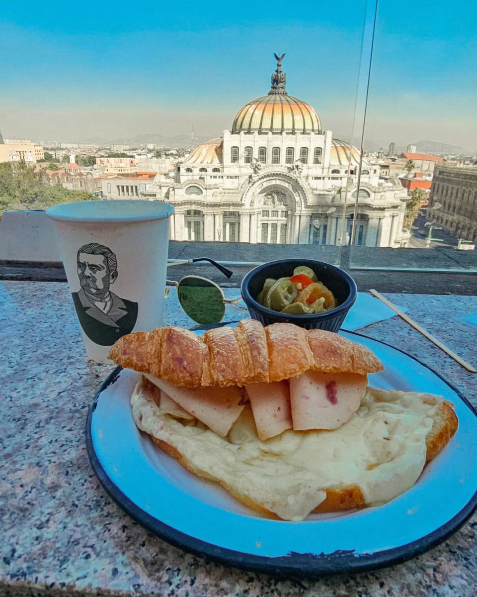 Cafetería con vistas al Palacio de Bellas Artes 