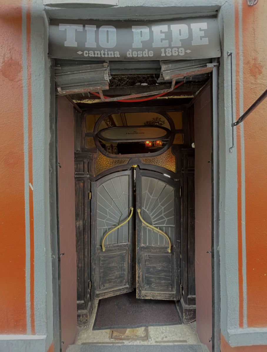 Entrada con puertas vaivén de la Cantina Tío Pepe