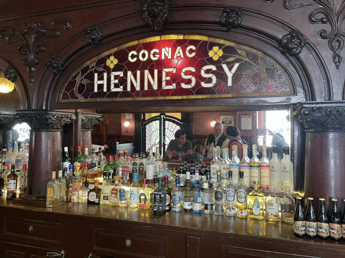 Letrero icónico de Cognac Hennessy en la Cantina Tío Pepe