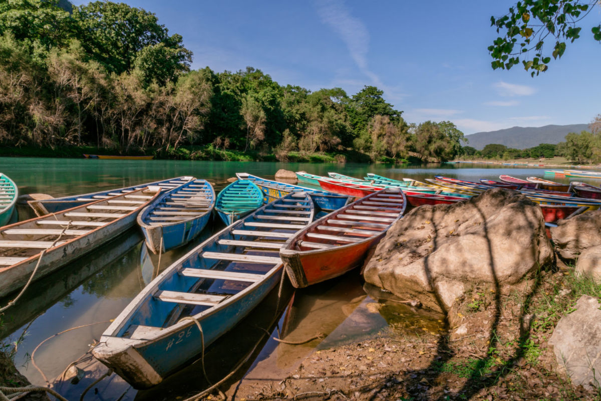 El recorrido a la cascada es a bordo de pangas 