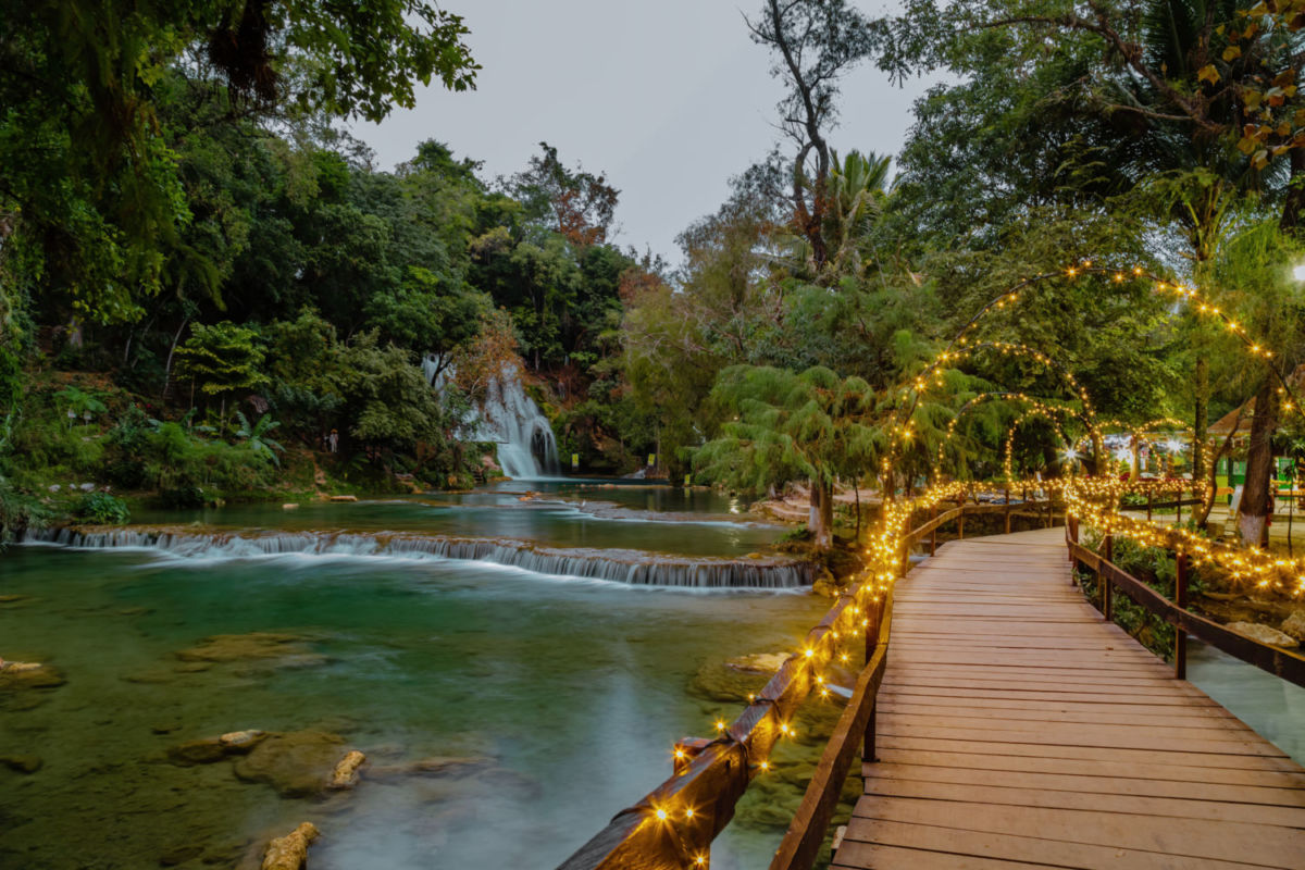 Si cruzas este puente de madera iluminado llegas a las cataratas más bonitas de México 