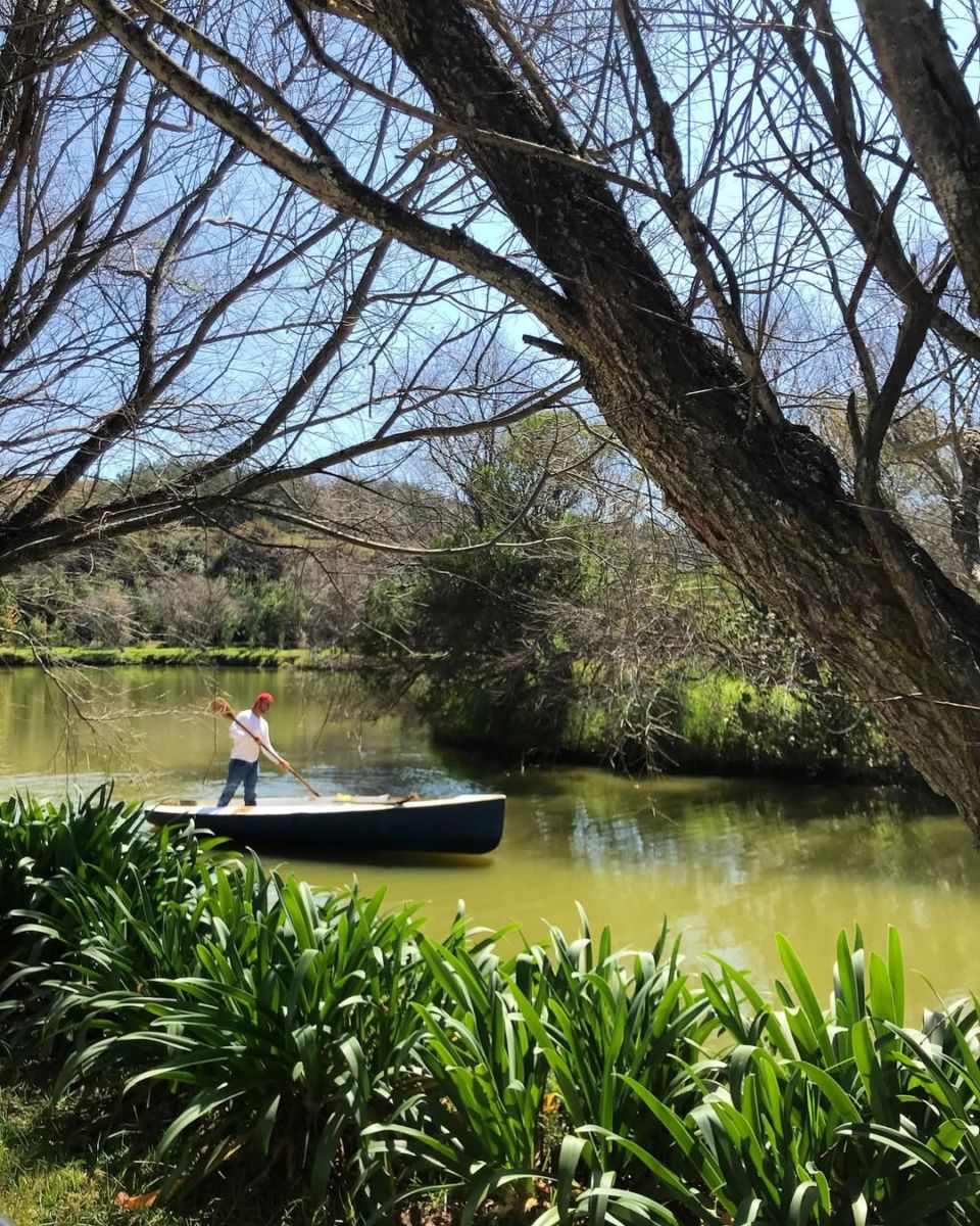 Un canal rodea Valle Escondido