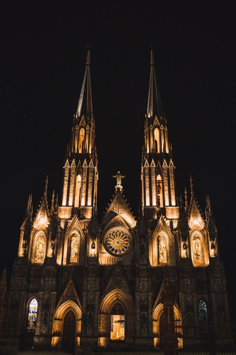 El Santuario Guadalupano se caracteriza por su estilo neogótico mexicano que además incorpora una cúpula