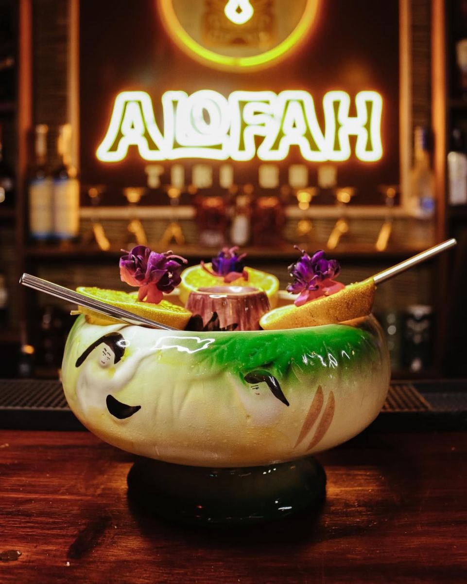 Alofah Tiki Bar es conocido por sus vibes tropicales