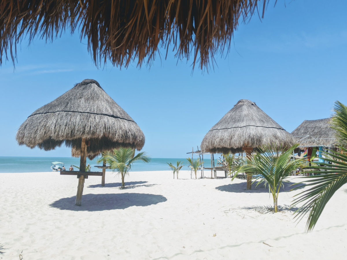 Restaurantes y palapas en la playa de Celestún