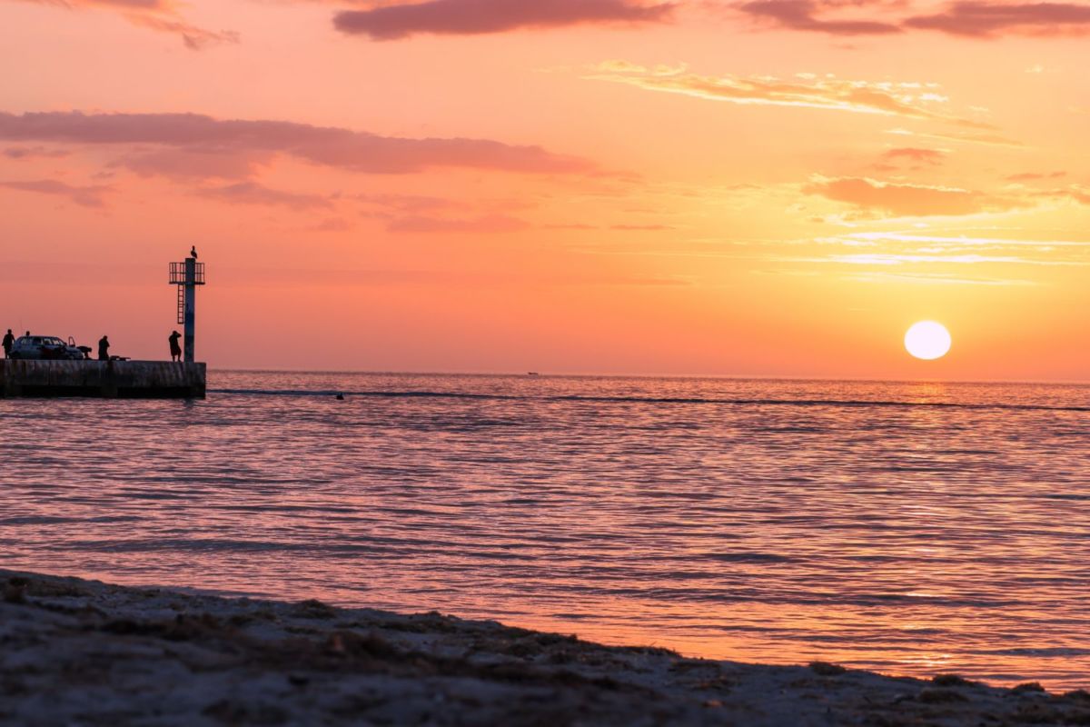 atardecer en el faro de celestún