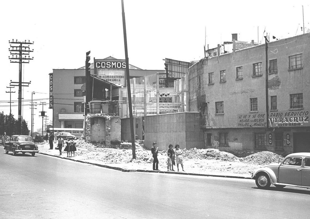 Cine Cosmos sobre la Calzada México-Tacuba en 1958