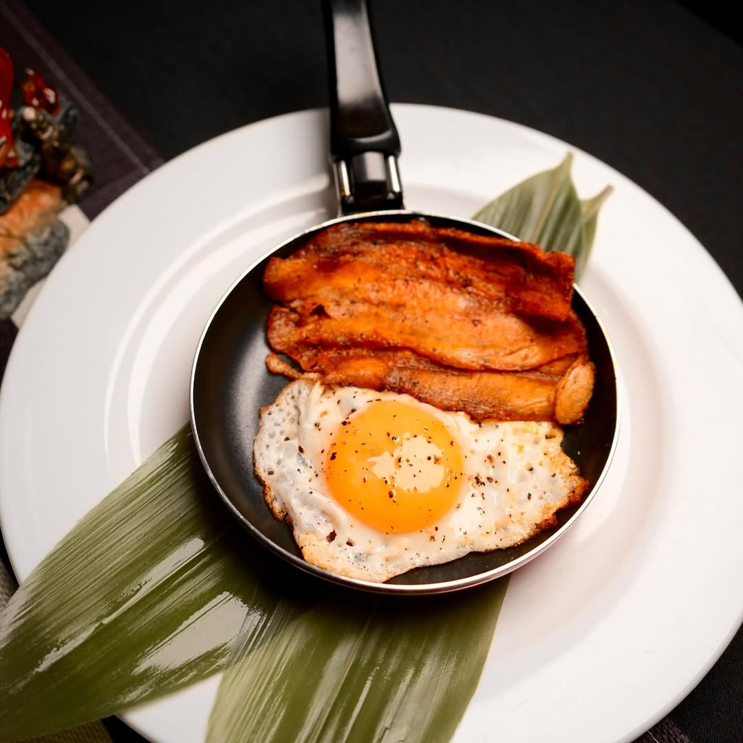 El famoso plato de Calcifer con huevos y tocino 