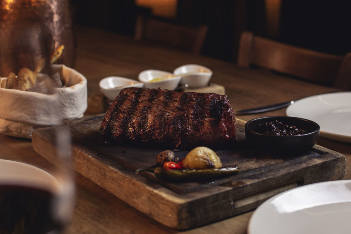 Cena romántica con pizza, vino y buenos cortes en este restaurante de la Roma que las ‘parejitas’ adoran