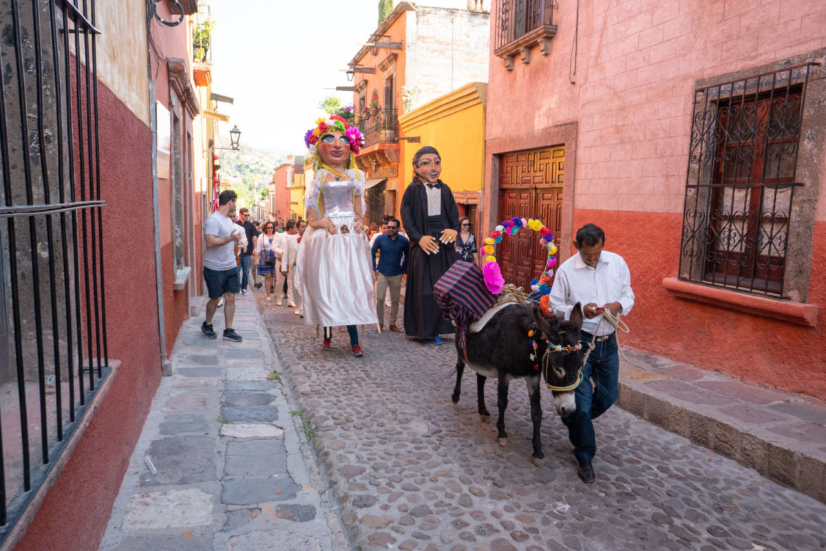 Las bodas en San Miguel de Allende empiezan con una "callejoneada" antes de la ceremonia