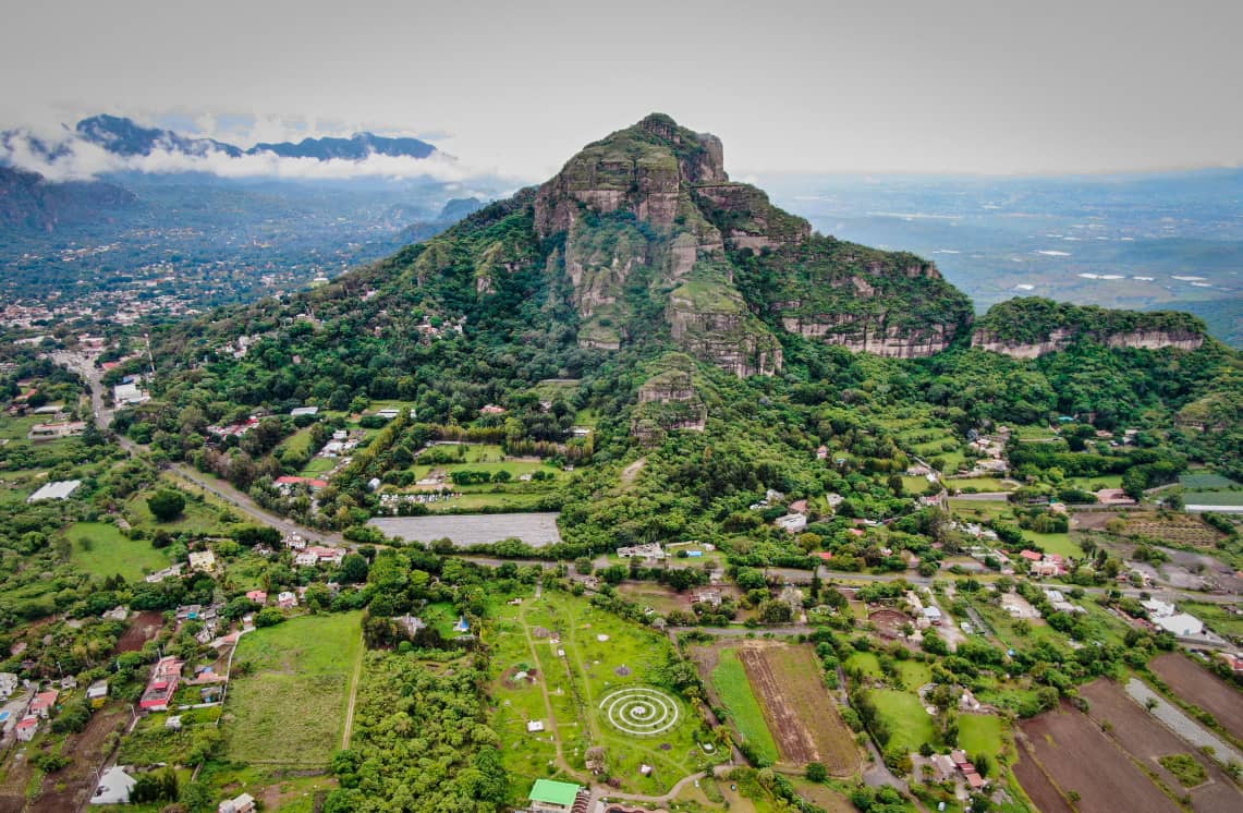 Vista aérea de Dilao y el Cerro del Tesoro en Tepoztlán 