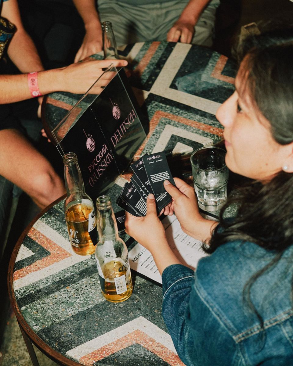 En cada mesa hay tarjetas con preguntas para romper el hielo