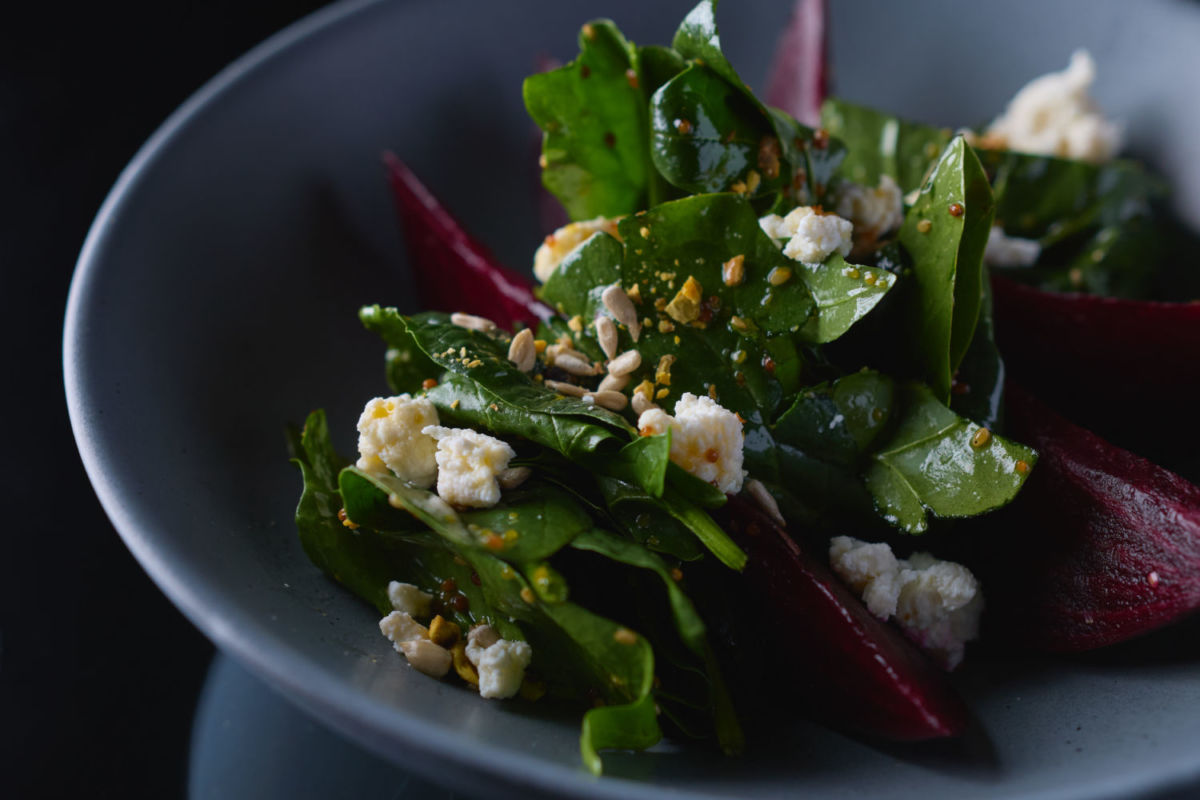 Entre sus entradas destaca la ensalada de betabel