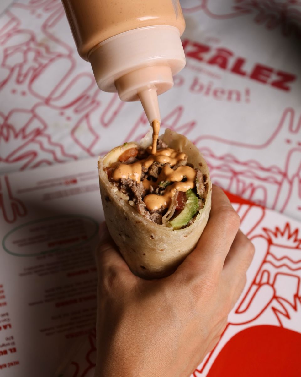 Burritos gigantes hechos con tortilla sobaquera