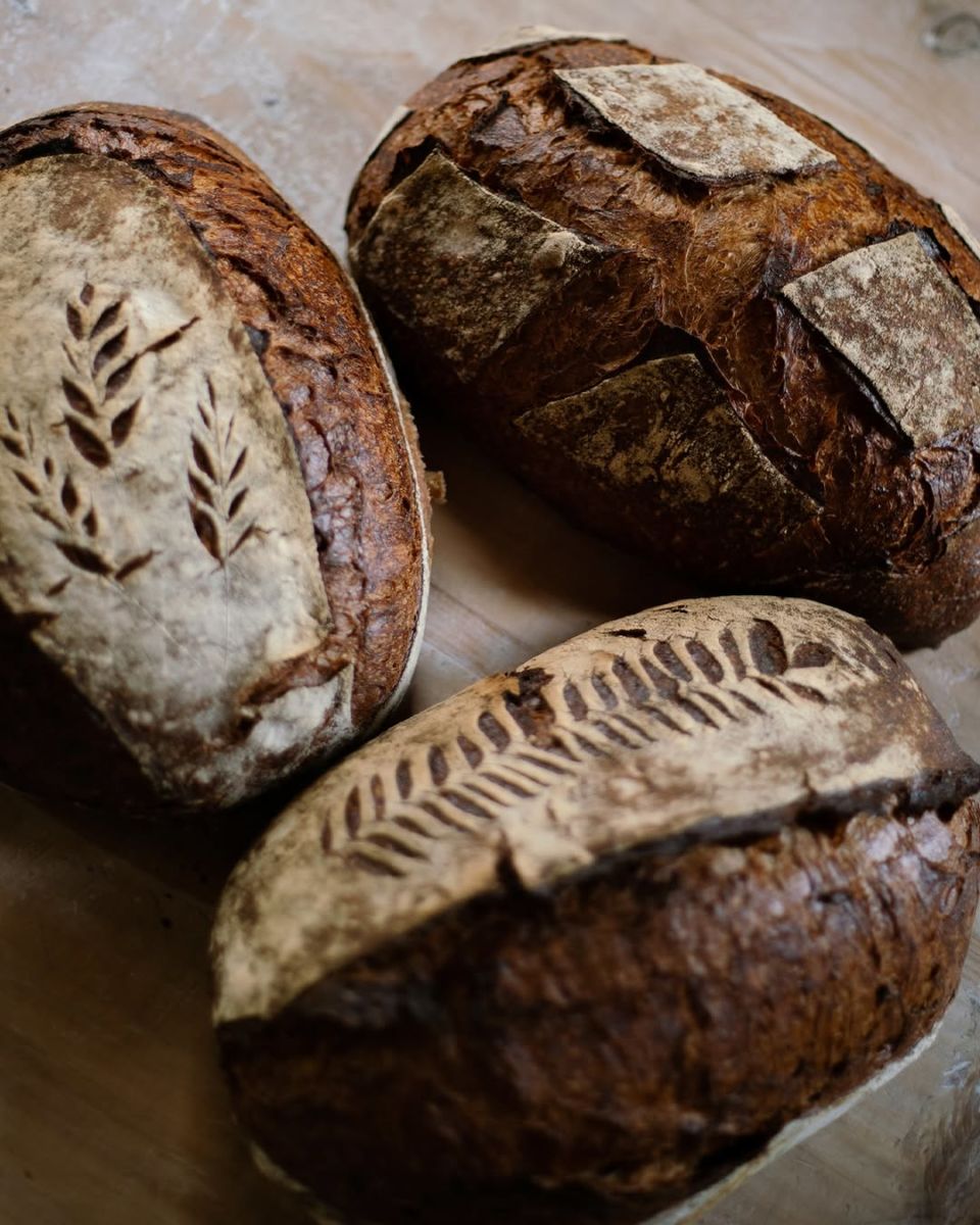 El pan de masa madre solo se elabora con agua y harina 